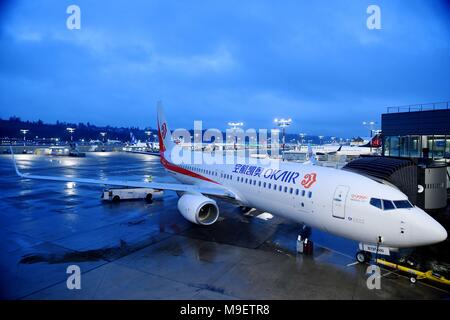 San Francisco, USA. 24Th Mar, 2018. Le 9999th Boeing 737-800 se prépare à décoller de l'aérodrome de Seattle dans l'état de Washington, aux États-Unis, le 24 mars 2018. Le transporteur aérien Okay Airways vu samedi le 9999th Boeing 737-800 livré par la société Boeing a entrepris un voyage de retour à domicile à la Chine par les États-Unis. Credit : Wu Xiaoling/Xinhua/Alamy Live News Banque D'Images