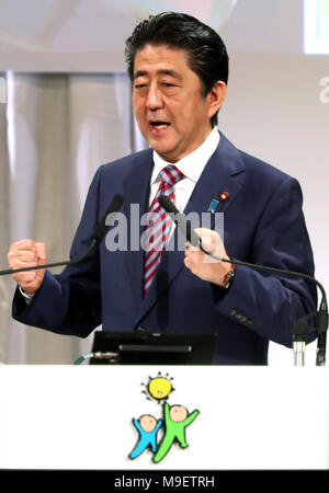 Tokyo, Japon. Mar 25, 2018. Le premier ministre et président du parti au pouvoir, le Parti libéral démocrate (LDP) Shinzo Abe prononce un discours à l'assemblée annuelle convention LDP à Tokyo le dimanche 25 mars, 2018. Abe est fort engagé à revice Articlr y compris la Constitution du Japon 9. Credit : AFLO Co.,Ltd/Alamy Live News Banque D'Images