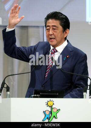 Tokyo, Japon. Mar 25, 2018. Le premier ministre et président du parti au pouvoir, le Parti libéral démocrate (LDP) Shinzo Abe prononce un discours à l'assemblée annuelle convention LDP à Tokyo le dimanche 25 mars, 2018. Abe est fort engagé à revice Articlr y compris la Constitution du Japon 9. Credit : AFLO Co.,Ltd/Alamy Live News Banque D'Images