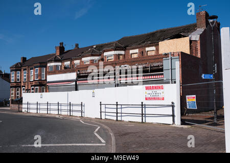 Nouveau traversier, Mesrseyside, UK, 25 mars 2018. année de d'une épouvantable explosion de gaz qui détruit une école et a causé des dommages aux bâtiments autour d'elle. Sur 12 mois et les réparations sont toujours en cours dans le village. © Christopher Middleton/Alamy Live News Banque D'Images