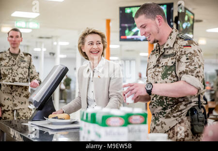 Mazar-i-Sharif, en Afghanistan, 25 mars 2018. Le ministre allemand de la défense, Ursula von der Leyen, de l'Union chrétienne-démocrate (CDU) parle avec des soldats dans la salle de petit-déjeuner au camp Marmal Bundeswehr. Photo : Michael Kappeler/dpa dpa/Piscine Banque D'Images