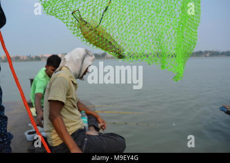 Belur, le Bengale occidental, en Inde. 25 mars 2018. Pêche à Aternoon Hoogly river. Credit : Rupa Ghosh/Alamy Live News. Banque D'Images