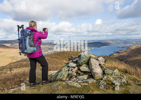 Lake District, UK, le 25 mars 2018. Météo britannique. Hill promeneurs ont pu profiter de magnifiques vues sur Ullswater, des sommets d'acier Knott et Hallin est tombé dans le Lake District comme le printemps chaud retour du beau temps à Cumbria. David Forster/Alamy Live News Banque D'Images