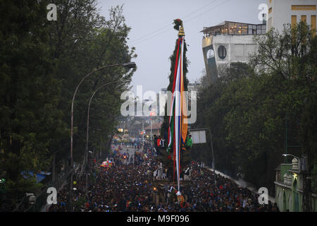 Katmandou, Népal. Mar 25, 2018. Les dévots tirer un char de la déité Machindranath Seto pendant le char festival à Katmandou, Népal le dimanche 25 mars, 2018. Credit : Skanda Gautam/ZUMA/Alamy Fil Live News Banque D'Images