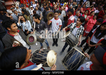 Katmandou, Népal. Mar 25, 2018. Les jeunes jouer de la batterie pendant le festival char Machindranath Seto à Katmandou, Népal le dimanche 25 mars, 2018. Credit : Skanda Gautam/ZUMA/Alamy Fil Live News Banque D'Images