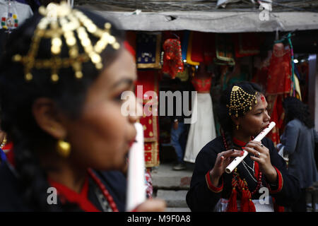 Katmandou, Népal. Mar 25, 2018. Les femmes d'enfiler une tenue traditionnelle flûte jouer pendant le festival char Machindranath Seto à Katmandou, Népal le dimanche 25 mars, 2018. Credit : Skanda Gautam/ZUMA/Alamy Fil Live News Banque D'Images