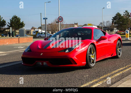 2015 rouge Ferrari 458 Speciale AB S-A 4497cc coupé essence à l'événement Nord-Ouest Supercar car les voitures et les touristes arrivent dans la station côtière de Southport. Les supercars se trouvent sur l'esplanade du front de mer, tandis que les amateurs de voitures de sport et de voitures de sport profitent d'une journée de pilotage. Banque D'Images