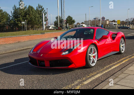 2018 rouge Ferrari 488 GTB S-A 3902cc coupé essence à l'événement Supercar du Nord-Ouest alors que les voitures et les touristes arrivent dans la station côtière de Southport. Les supercars se trouvent sur l'esplanade du front de mer, tandis que les amateurs de voitures de sport et de voitures de sport profitent d'une journée de pilotage. Banque D'Images