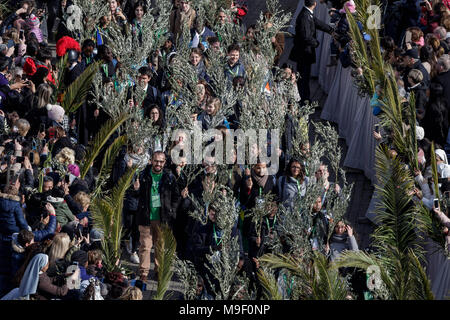 Cité du Vatican, Vatican. 25 mars, 2018. Pape Francis dirige le Dimanche des célébrations dans la place Saint Pierre. La célébration commence par une procession suivie de la bénédiction des rameaux, ou des branches d'olivier, qui sont utilisées en Italie, symbolisant l'entrée triomphale de Jésus à Jérusalem au cours de laquelle des branches de palmier ont été portées à ses pieds. Credit : Giuseppe Ciccia/Alamy Live News Banque D'Images