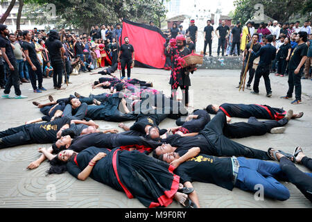 Dhaka, Bangladesh - 25 mars 2018 : 'Théâtre' groupe Prachyanat sort un théâtre à Dhaka University Campus le dimanche en mémoire de ceux tués par l'armée pakistanaise sur la sombre nuit du 25 mars 1971. Credit : SK Hasan Ali/Alamy Live News Crédit : SK Hasan Ali/Alamy Live News Banque D'Images