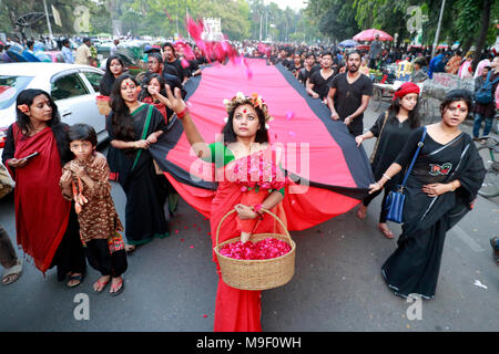 Dhaka, Bangladesh - 25 mars 2018 : 'Théâtre' groupe Prachyanat rouge prend une procession à Dhaka University Campus le dimanche en mémoire de ceux tués par l'armée pakistanaise sur la sombre nuit du 25 mars 1971. Credit : SK Hasan Ali/Alamy Live News Crédit : SK Hasan Ali/Alamy Live News Banque D'Images