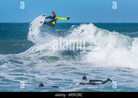 Newquay, Cornwall, UK. 25 mars 2018. De superbes conditions météo ont fait ressortir l'action au surf spectaculaire dans Fistral Newquay, Cornwall. Credit : Gordon 1928/Alamy Live News Banque D'Images