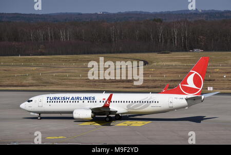 19 mars 2018, l'Allemagne, Cologne : un Boeing 737 de Turkish Airlines se tient sur l'aérodrome. · Pas de service de fil · Photo : Horst Galuschka/dpa Banque D'Images