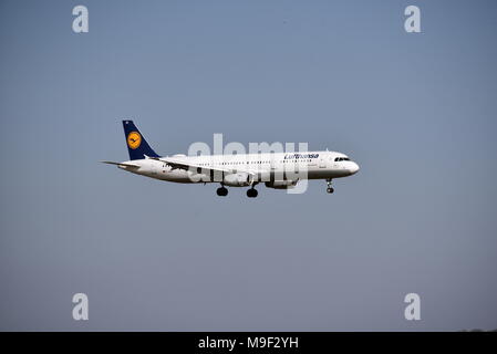 19 mars 2018, l'Allemagne, Cologne : un Airbus 321 de Lufthansa à l'atterrissage sur l'aérodrome. · Pas de service de fil · Photo : Horst Galuschka/dpa Banque D'Images