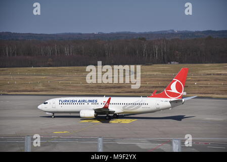 19 mars 2018, l'Allemagne, Cologne : un Boeing 737 de Turkish Airlines se tient sur l'aérodrome. · Pas de service de fil · Photo : Horst Galuschka/dpa Banque D'Images