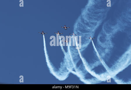 Melbourne, Australie. Mar 25, 2018. Effectuer les avions au-dessus de la piste avant le 2018 formule un Grand Prix d'Australie à Melbourne, Australie, le 25 mars 2018. Credit : Bai Xuefei/Xinhua/Alamy Live News Banque D'Images