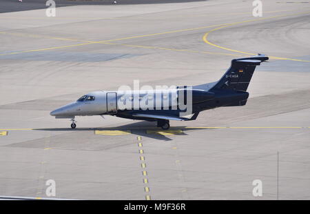 19 mars 2018, l'Allemagne, Cologne : Embraer Phenom 300 privé de Luxaviation Allemagne sur l'aérodrome. · Pas de service de fil · Photo : Horst Galuschka/dpa Banque D'Images