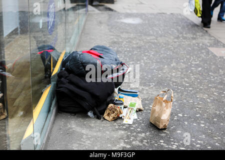 24 mars, 2018. Une personne sans-abri dormir dans un sac de couchage dans Oxford Street, une des rues les plus achalandées de l'Europe. Penelope Barritt/Alamy Live News Banque D'Images