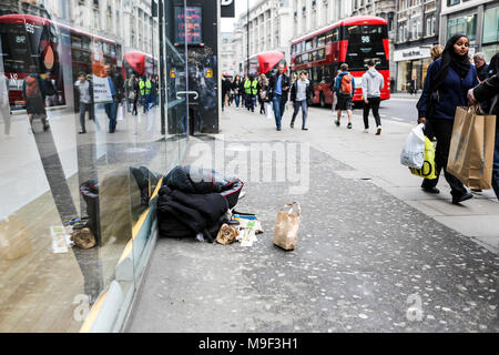 24 mars, 2018. Une personne sans-abri dormir dans un sac de couchage dans Oxford Street, une des rues les plus achalandées de l'Europe. Penelope Barritt/Alamy Live News Banque D'Images