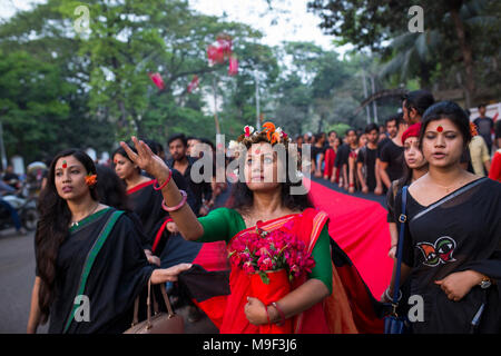 Dhaka, Bangladesh, 25 mars 2018. Prachyanat School d'agir et de sortir de la conception d'une procession Lal Jatra (rouge), de se rappeler de faire le génocide par l'armée pakistanaise le 25 mars 1971 à Dhaka, Bangladesh, le 25 mars 2018. Sur cette nuit noire dans l'histoire nationale, les dirigeants militaires pakistanais a lancé l'opération ''projecteur'' la mort de milliers de personnes dans cette nuit de répression seulement. Dans le cadre de l'opération, les réservoirs en place de Dhaka cantonment et une ville endormie se réveilla à la cliquette de coups que l'armée pakistanaise a attaqué les couloirs de l'Université de Dhaka, puis le Pakistan oriental Rif Banque D'Images