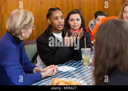 Boston, Massachusetts, USA. 24Th Mar, 2018. Les leaders étudiants de la marche pour notre vie Boston rencontrer le sénateur américain Elizabeth Warren, gauche, (D-MA) avant la marche et rassemblement à Boston Common. Credit : Alena Kuzub/ZUMA/Alamy Fil Live News Banque D'Images