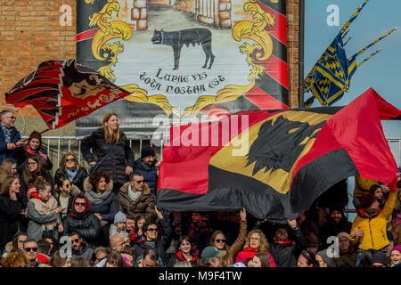 Torrita di Siena, Italie, 25 mars 2018. Les spectateurs attendent le début de la Palio des ânes le 25 mars 2018 à Torrita di Siena, la 62e édition de la Palio dei somari âne (race) a eu lieu à Torrita di Siena, du 17 au 25 mars. © Stefano Mazzola / éveil / Alamy News Banque D'Images