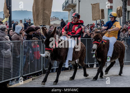 Torrita di Siena, Italie, 25 mars 2018. Les participants concourent sur des ânes à la race de l'Âne le 25 mars 2018 à Torrita di Siena, la 62e édition de la Palio dei somari âne (race) a eu lieu à Torrita di Siena, du 17 au 25 mars. © Stefano Mazzola / éveil / Alamy News Banque D'Images