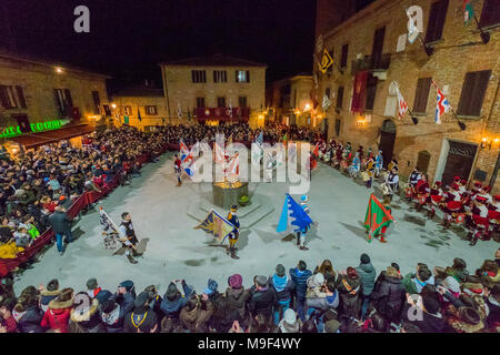 TORRITA DI SIENA, ITALIE - 24 mars : Flagflyers assister aux célébrations de la journée avant la course d'Âne le 24 mars 2018 à Torrita di Siena, la 62e édition de la Palio dei somari âne (race) a eu lieu à Torrita di Siena, du 17 au 25 mars. © Stefano Mazzola / éveil / Alamy News Banque D'Images