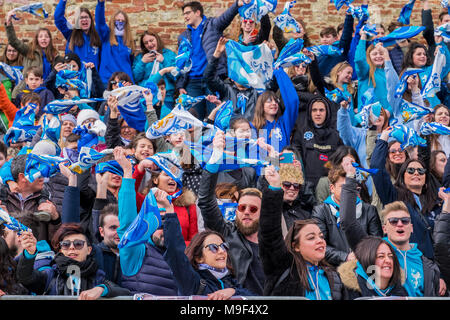 Torrita di Siena, Italie, 25 mars 2018. Les spectateurs attendent le départ de la Palio des ânes le 25 mars 2018 à Torrita di Siena, la 62e édition de la Palio dei somari âne (race) a eu lieu à Torrita di Siena, du 17 au 25 mars. © Stefano Mazzola / éveil / Alamy News Banque D'Images