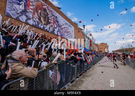 Torrita di Siena, Italie, 25 mars 2018. Les spectateurs attendent le départ de la Palio des ânes le 25 mars 2018 à Torrita di Siena, la 62e édition de la Palio dei somari âne (race) a eu lieu à Torrita di Siena, du 17 au 25 mars. © Stefano Mazzola / éveil / Alamy News Banque D'Images