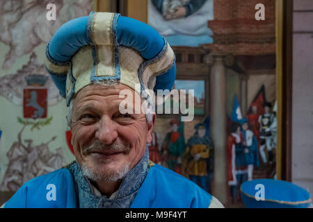 Torrita di Siena, Italie, 25 mars 2018. Un portrait d'un Refenero contradaiolo de robe, dans leurs couleurs avant le Palio des ânes annuel, le 25 mars 2018 à Torrita di Siena.La 62e édition de la Palio dei somari âne (race) a eu lieu à Torrita di Siena, du 17 au 25 mars. © Stefano Mazzola / éveil / Alamy News Banque D'Images