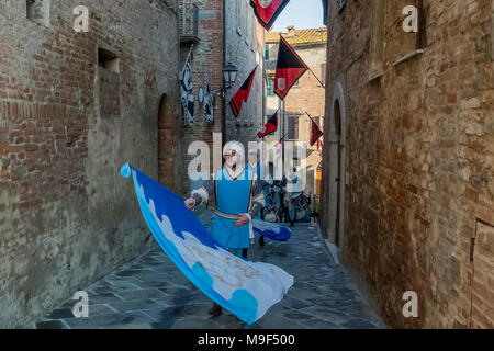 Torrita di Siena, Italie, 25 mars 2018. Contradaioli aller au square pour le Palio des ânes, s'habiller avec des costumes de couleurs thei qui représentent leur équipe avant le Palio des ânes annuel, le 25 mars 2018 à Torrita di Siena, la 62e édition de la Palio dei somari âne (race) a eu lieu à Torrita di Siena, du 17 au 25 mars. © Stefano Mazzola / éveil / Alamy News Banque D'Images