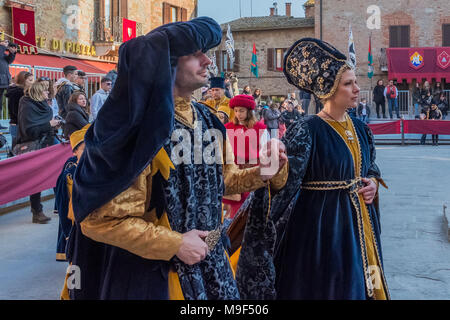 Torrita di Siena, Italie, 25 mars 2018. Contradaioli aller au square pour le Palio des ânes, s'habiller avec des costumes de couleurs thei qui représentent leur équipe avant le Palio des ânes annuel, le 25 mars 2018 à Torrita di Siena, la 62e édition de la Palio dei somari âne (race) a eu lieu à Torrita di Siena, du 17 au 25 mars. © Stefano Mazzola / éveil / Alamy News Banque D'Images