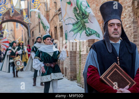 Torrita di Siena, Italie, 25 mars 2018. Contradaioli aller au square pour le Palio des ânes, s'habiller avec des costumes de couleurs thei qui représentent leur équipe avant le Palio des ânes annuel, le 25 mars 2018 à Torrita di Siena, la 62e édition de la Palio dei somari âne (race) a eu lieu à Torrita di Siena, du 17 au 25 mars. © Stefano Mazzola / éveil / Alamy News Banque D'Images