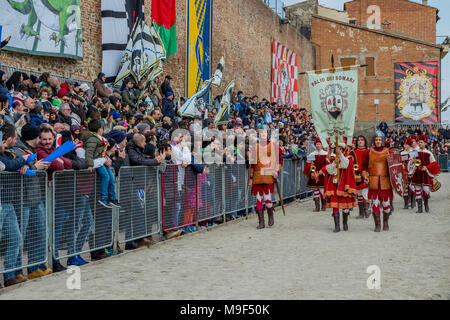 Torrita di Siena, Italie, 25 mars 2018. Le cortège historique marche sur le domaine de la Palio des ânes le 25 mars 2018 à Torrita di Siena, la 62e édition de la Palio dei somari âne (race) a eu lieu à Torrita di Siena, du 17 au 25 mars. © Stefano Mazzola / éveil / Alamy News Banque D'Images