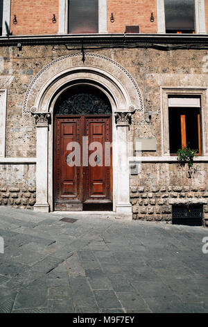 Façade d'immeuble ancien à Sienne, Italie Banque D'Images