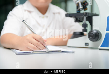 Les projets de recherche. Petit garçon chimiste dans son presse-papiers tout en travaillant à l'école expérimentale, de la science et de l'éducation concept Banque D'Images
