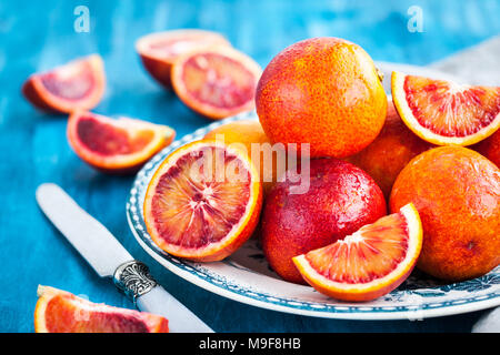 Tout en tranches et juteux frais mûrs d'orange sanguine de Sicile Banque D'Images