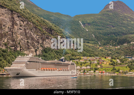 Navire MSC Magnifica au fjord de Geiranger en Norvège Banque D'Images