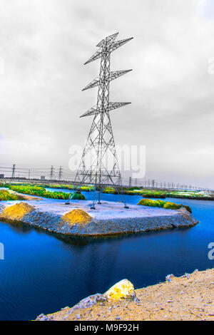 Un très haut grand poteau sans câbles pour l'électricité c'est la ligne de transmission est dans un lac Banque D'Images