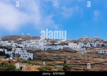 Amorgos, Greece-August.2,2017 une vue panoramique de la Chora d'Amorgos, avec les moulins à vent sur la droite Banque D'Images