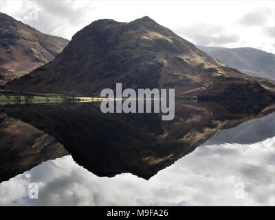 Rannerdale Knotts reflète dans Crummock Water, Parc National de Lake District, Cumbria, Royaume-Uni Banque D'Images