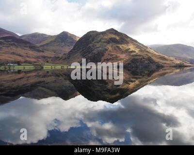 Rannerdale Knotts reflète dans Crummock Water, Parc National de Lake District, Cumbria, Royaume-Uni Banque D'Images