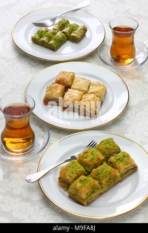 Desserts traditionnels turcs, variations baklava et thé Banque D'Images