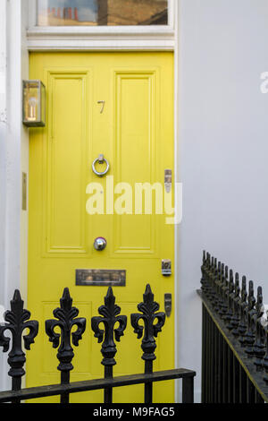 Porte jaune, n° 7, British, Architecture de Londres, Primrose Hill, London UK Banque D'Images