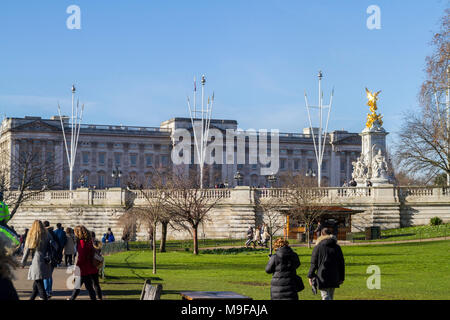 Foule, les touristes se sont réunis au Monument de la reine Victoria, statue à l'extérieur de Buckingham Palace, Londres UK concept britannique mall statue accueil famille royale accueil Banque D'Images