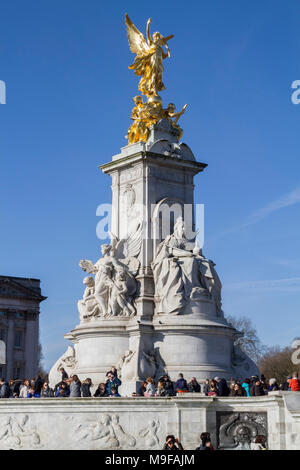 Foule, les touristes se sont réunis au Monument de la reine Victoria, statue à l'extérieur de Buckingham Palace, Londres UK London mall monument, Grande-Bretagne british royals Banque D'Images