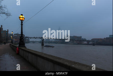 Sur la Tamise de Paul à pied, sur la rive nord de la Tamise, Londres, Angleterre, Royaume-Uni. Banque D'Images