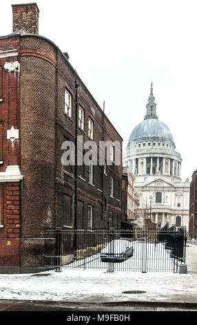 La Cathédrale St Paul vu de Queen Victoria Street, sur un matin neigeux, London, EC2, Angleterre, Royaume-Uni. Banque D'Images