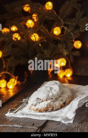 Stollen de Dresde est un gâteau traditionnel allemand avec des raisins sur un léger fond tricoté.cadeau pour Noël.Vintage style.un gâteau aux fruits pour les vacances Banque D'Images